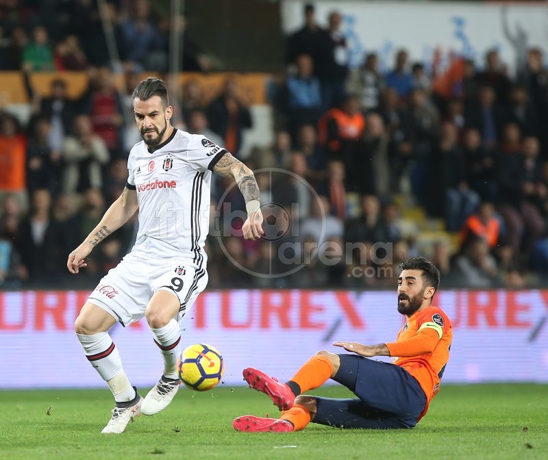 'Başakşehir -  Beşiktaş maçında Fenerbahçeli taraftarlar yakalandı! Statta olay!