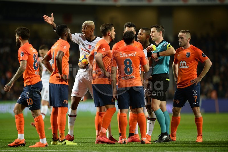 'Başakşehir - Beşiktaş maçının devre arasında olay çıktı!