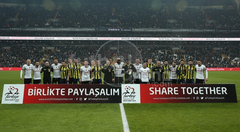 'Derbide koridorlar karıştı! İki futbolcu birbirlerine girdiler
