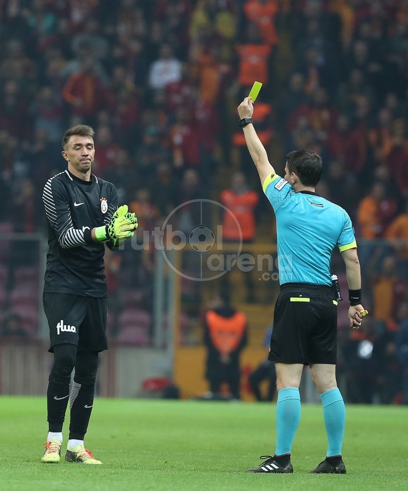 MUSLERA SARI KART GÖRDÜ