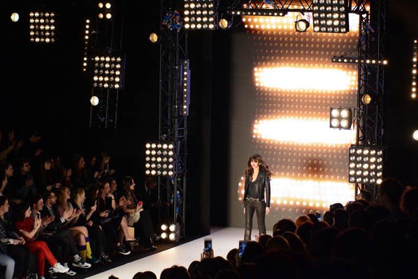 'Yıldız futbolcular defileye katıldı! Bakakaldılar