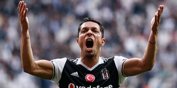 'Beşiktaş'ta Adriano şoku! Ayrılıyor...