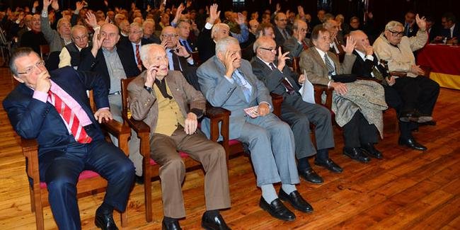 <h2>Divan üyeleri berat aldı</h2>