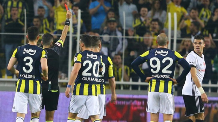 'Fenerbahçe - Beşiktaş maçıdna OLAY ayrıntı! Kırmıza karta üzüldüler