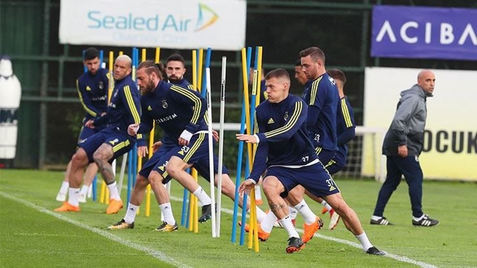 'Fenerbahçe'den flaş karar! Sezon sonuna kadar kaldırıldı