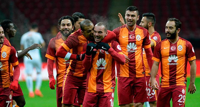 'Galatasaraylı eski futbolcuya yumruklu saldırı!