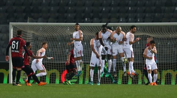 'İstiklal Marşı okunurken Gençlerbirliği oyuncusundan şaşırtan hareket