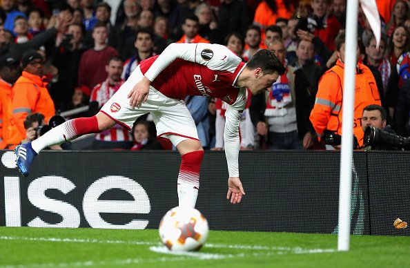 'Mesut Özil sahaya atılan ekmeği gördü ve bakın ne yaptı