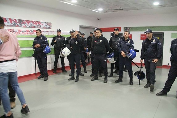 Olay görüntü! Futbolcular hakem odasını bastı