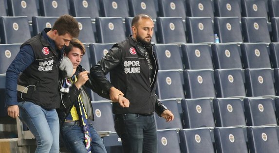 <h2>TRİBÜNDEKİ DAVRANIŞLARI MERCEK ALTINDA</h2>
