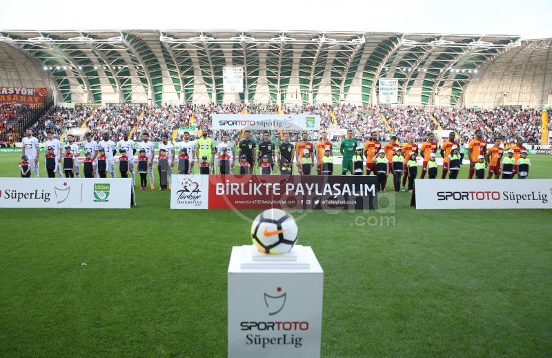 'Akhisarspor - Galatasaray maçında olay çıktı! Goller peş peşe gelince...