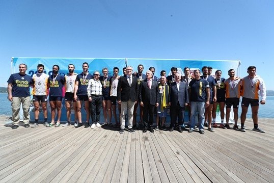 'Aziz Yıldırım, Galatasaraylılar'a madalya taktı