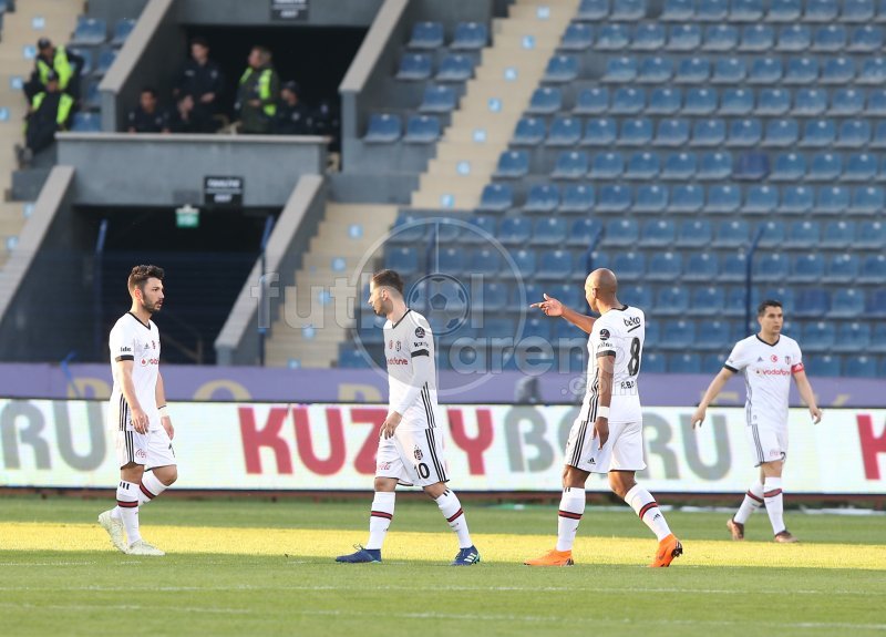 'Beşiktaş taraftarlarından Galatasaray'a olay FETÖ tezahüratı