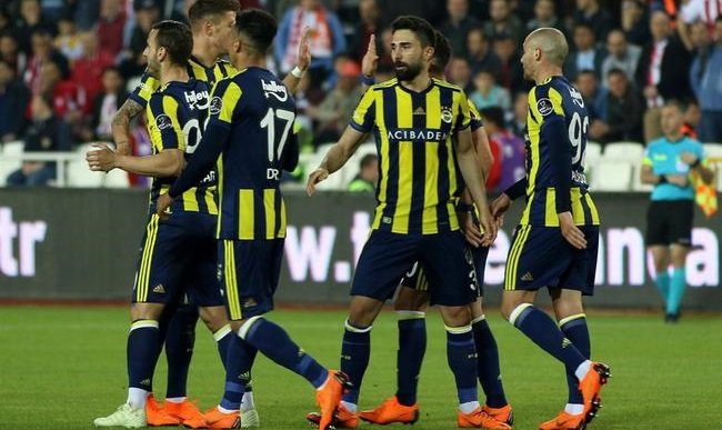 'Fenerbahçe'de transferde flaş karar! Takımda kalacak mı?