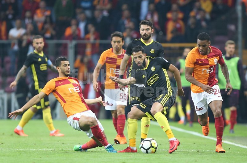 'Galatasaray - Yeni Malatyaspor maçında iki futbolcu birbirine girdi