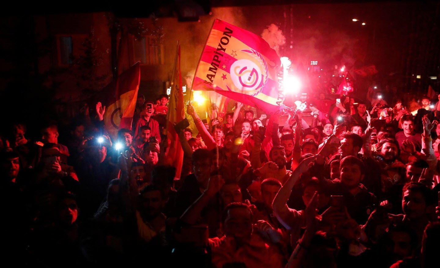 Galatasaray, şampiyon gibi karşılandı