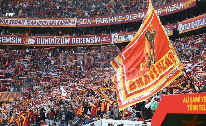 'Galatasaray taraftarlarından Aziz Yıldırım ve Şenol Güneş'e olay tezahürat