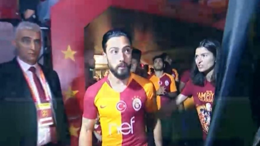 <h2>Galatasaraylı futbolcu Tarık Çamdal kutlamalarda ıslıklandı  </h2>