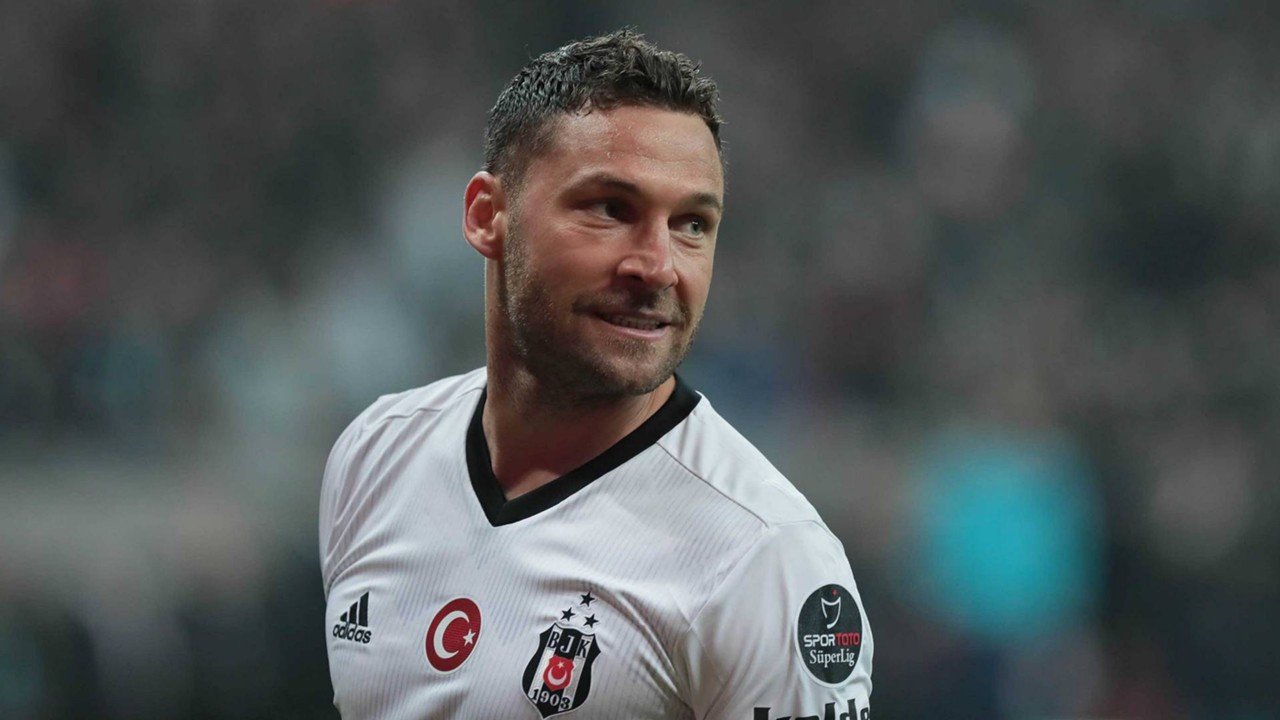 'İşe Beşiktaş'ta Tosic'in yerine gelecek olan stoper