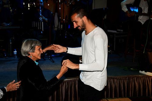 Mehmet-Selda Topal çifti huzurevi sakinleri ile bir araya geldi