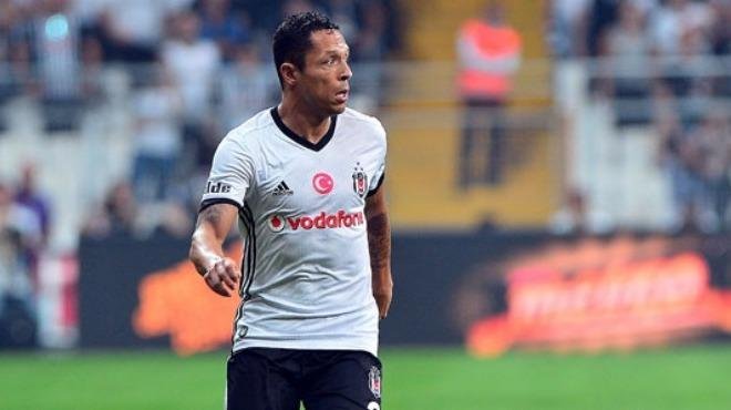 'Ve Beşiktaş'ta Adriano giderse yerine gelecek alternatifi belli