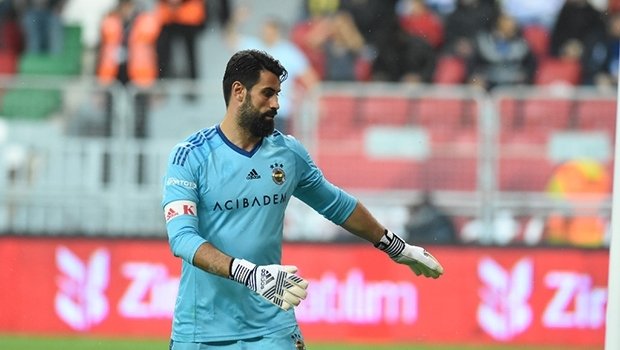 'Volkan Demirel soyunma odasını birbirine kattı! Aziz Yıldırım fenalaştı