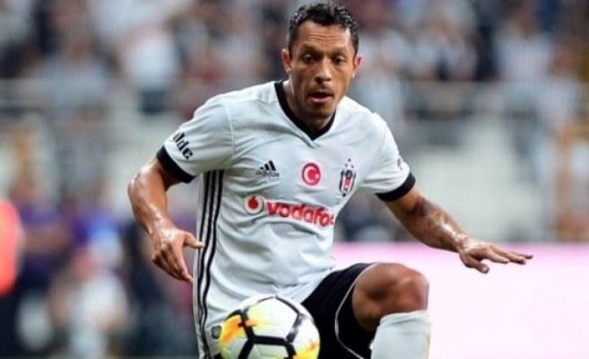 ' Flaş! Beşiktaş'ta Adriano'dan yönetimi zorlayacak karar!