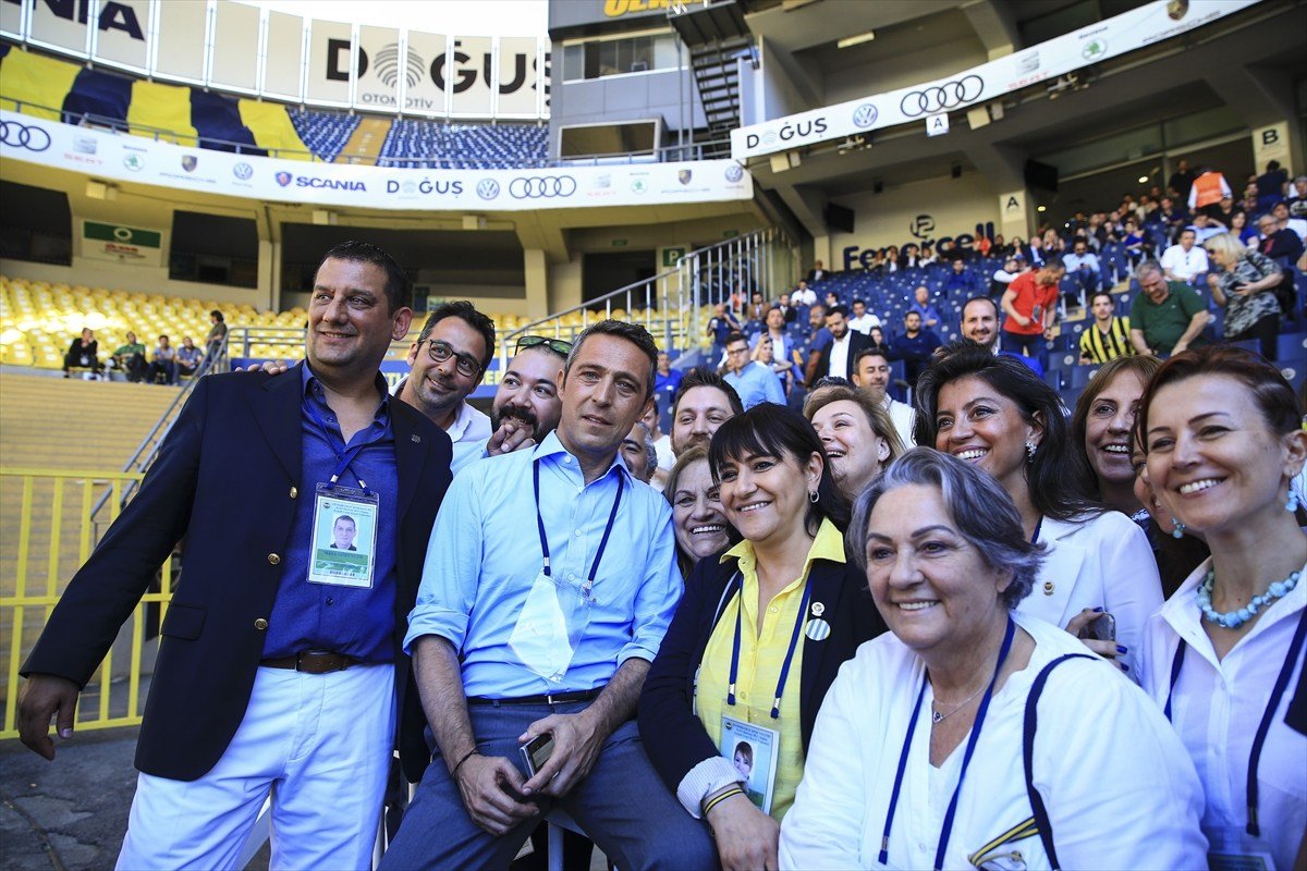 'Ali Koç'un 2 yıldızdan birini göndermesi gerekiyor! Josef veya Giuliano...