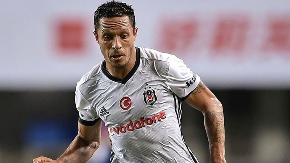 <h2>Beşiktaşlı Adriano’ya sürpriz talip!</h2>