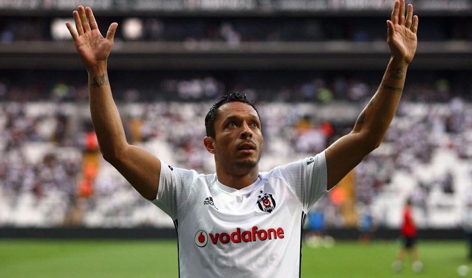 'Beşiktaş'ta Adriano'dan flaş transfer kararı