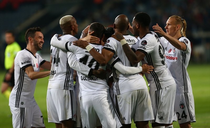 'Beşiktaş'ta sağ bek transferine 4 aday!