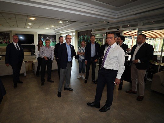 'Fenerbahçe'de Ali Koç soyunma odasına girdi! Sürprizle başladı