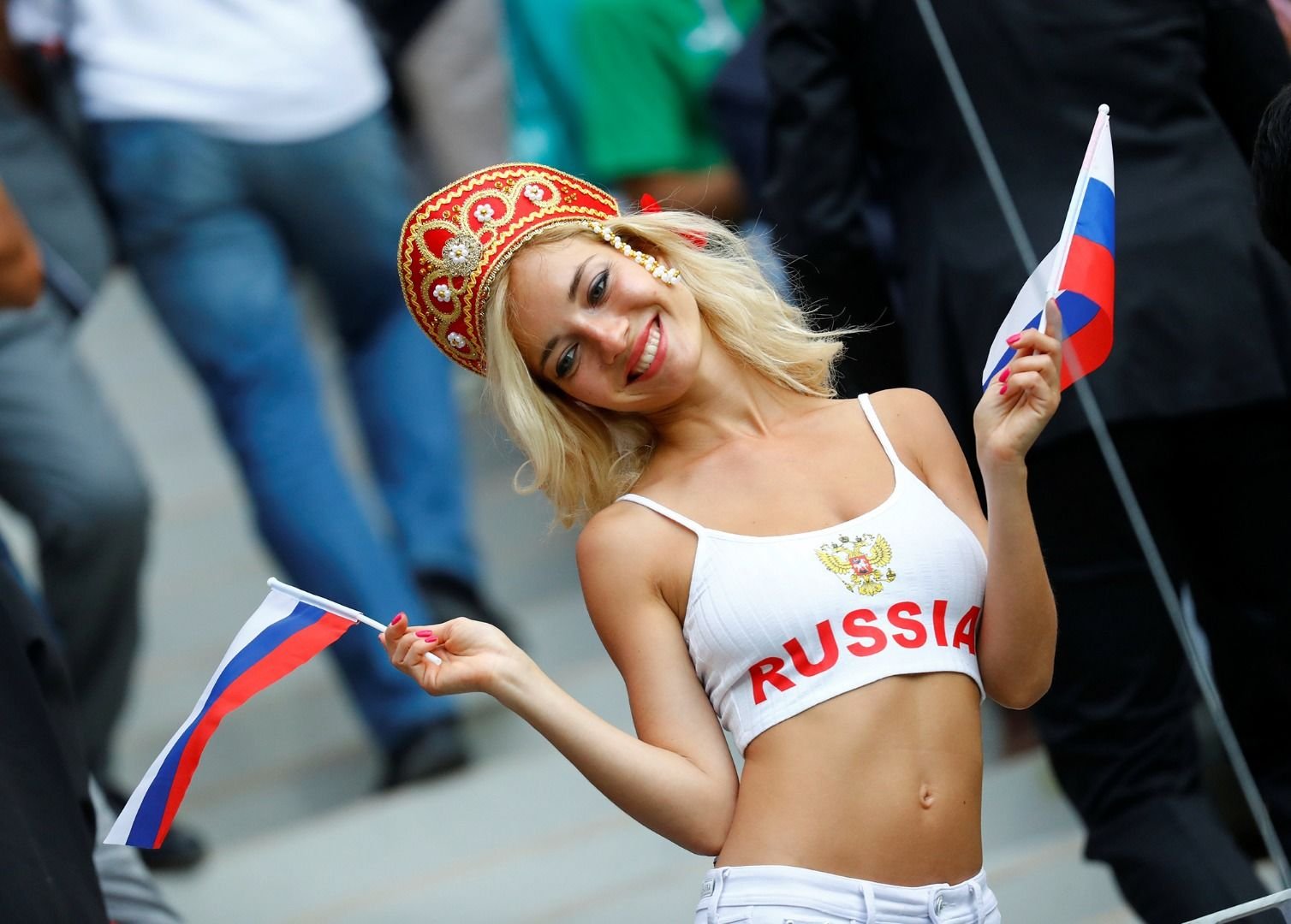 <h2>Rusya - Suudi Arabistan maçında tribünde dikkat çeken kadın</h2>