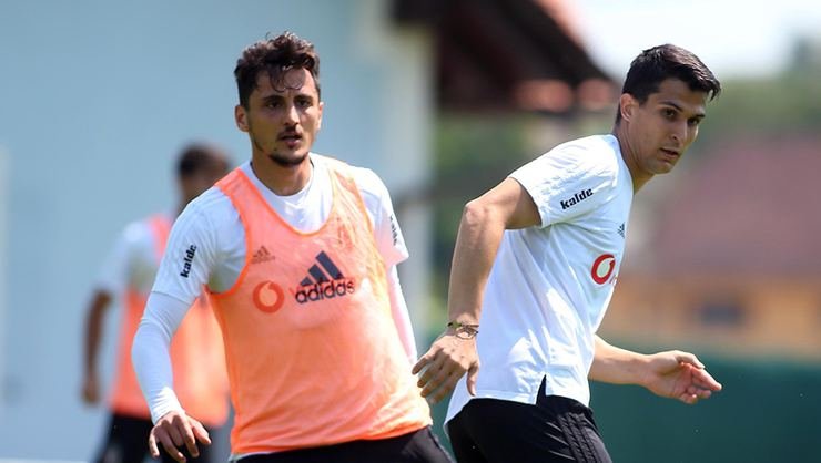 <h2> Mustafa Pektemek: Hoca kalmamı istiyor</h2>