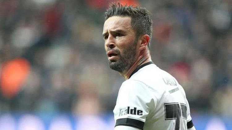 'Beşiktaş'ın sağ beke transfer edeceği sürpriz isim! Gökhan Gönül'ün yerine...