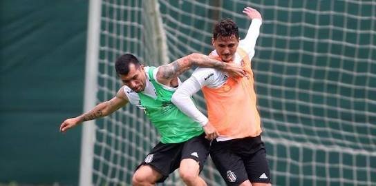 'Beşiktaşlı oyuncu yönetimi ikiye böldü!