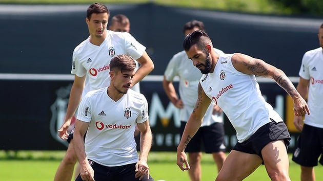 'Beşiktaş'ta FLAŞ gelişme! Alvaro Negredo için Xavi devreye giriyor