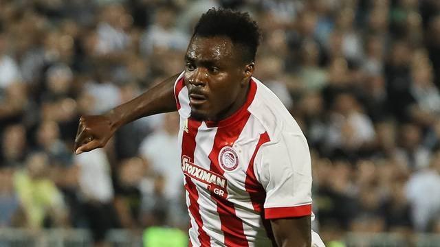 'Emenike yine herkesi şaşırttı! Bakın hangi işe el atıyor