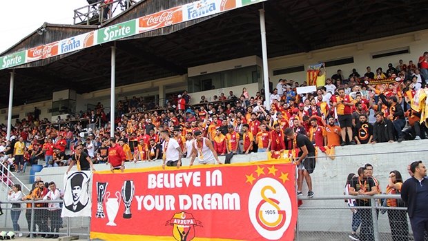 'Galatasaray - Valencia maçında birbirlerine girdiler!