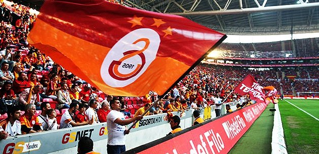 'Galatasaraylı taraftarlar milli futbolcu için ayaklandı! 