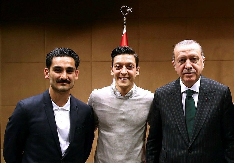 '''Koca yürekli Türk! Mesut Özil''