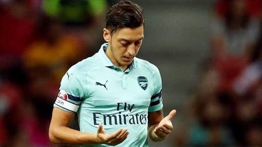 'Mesut Özil için şok protesto! Yer yerinden oynadı