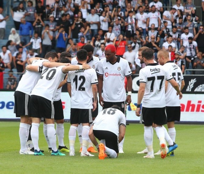 'Şenol Güneş ve Negredo arasında saha kenarında dikkat çeken görüntü