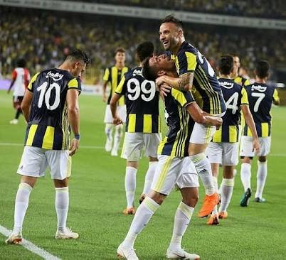 'Ve Fenerbahçe resmi teklifini yaptı! İşte yeni stoper
