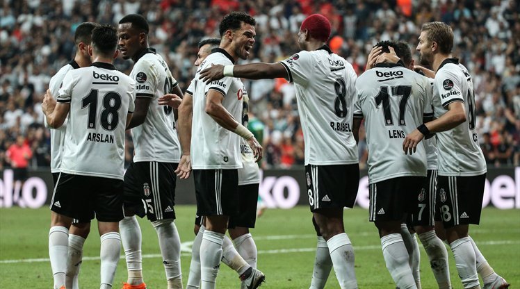 '''Beşiktaş taraftarı Vagner Love için ellerini açtı dua ediyor!''