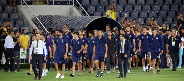 'Canlı yayında açıkladı: Yıldız futbolcu Fenerbahçe'den ayrılıyor