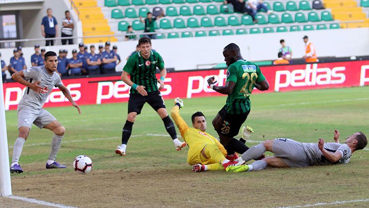 'Süper Lig'de VAR şaşkınlığı! Tükürüğü takıldı; o pozisyon