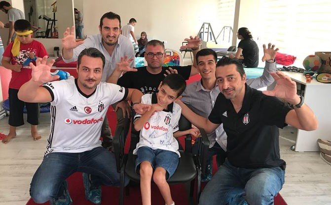 <h2> Beşiktaşlı özel çocuğun forma sevinci</h2>