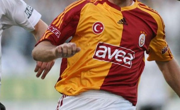 ' Eski Galatasaraylı oyuncuya şok! Eşinin yanında darp edildi