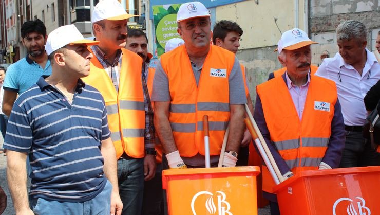 <h2>Abdürrahim Albayrak, temiz çevreye dikkat için çöpçü oldu!</h2>